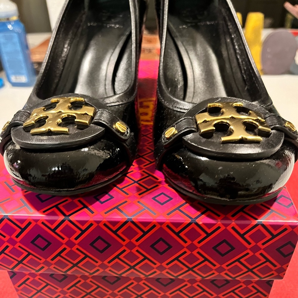 TORY BURCH PRE-LOVED AUTHENTIC SIGNATURE DOUBLE ‘T’ GOLD GENUINE LEATHER SHOES - Picture 4 of 17